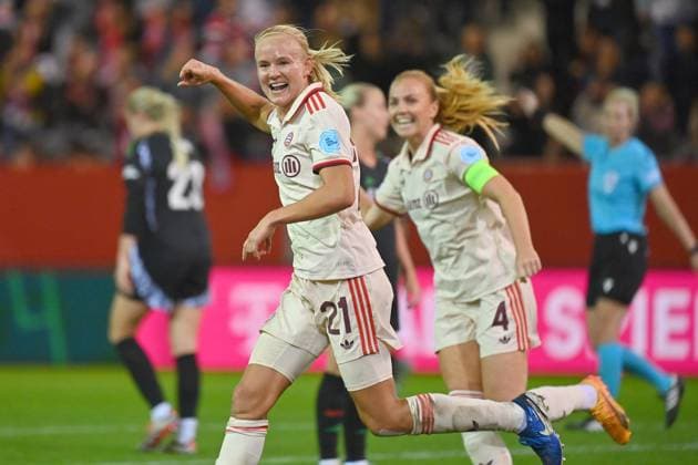 Torjubel Pernile HARDER (FCB) nach Tor zum 4-2, Jubel,Freude,Begeisterung,Aktion. FC Bayern Muenchen - FC Arsenal Fussball Champions League der Frauen am 09.10.2024 FC BAYERN CAMPUS
