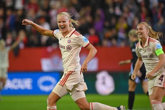 Torjubel Pernile HARDER (FCB) nach Tor zum 4-2, Jubel,Freude,Begeisterung,Aktion. FC Bayern Muenchen - FC Arsenal Fussball Champions League der Frauen am 09.10.2024 FC BAYERN CAMPUS