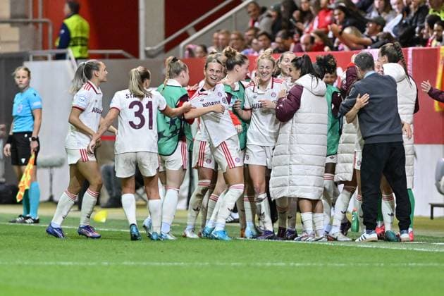UEFA Womens s Champions League; FC Bayern München Frauen - Arsenal London Frauen; 09.10.2024 Jubel der FCB Frauen nach dem Treffer zum 3-2 druch Pernille HARDER (FCB 21) Freude Happy Tor Torschuetzin UEFA Womens Champions League: FC Bayern München Frauen - Arsenal London Frauen, FC Bayern Campus am 09.10.2024 Copyright: xBEAUTIFULxSPORTS Goldbergx