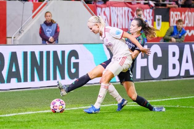 Pernille Harder (21, FC Bayern München) und Panedas Codina (5, FC Arsenal) beim Spiel FC Bayern München v FC Arsenal, Fußball, UEFA Women s Champions League 2024 2025, 1.Spieltag am 09.10.2024 in München, FC Bayern Campus. DFL and DFB regulations prohibit any use of photographs as image sequences and or quasi-video. Bayern Deutschland
