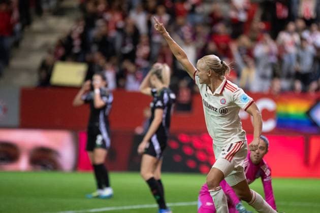 Pernille Harder (21 Bayern) jubelt über das Tor zum 5-2 beim UEFA Womens Champions League Spiel FC Bayern München - Arsenal Women Football Club am 09.10.2024