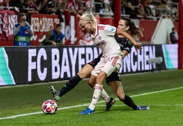 Die Spielerin des Tages Pernille Harder (FC Bayern Muenchen Frauen, 21) im Zweikampf Kampf um den Ball mit Laia Codina Panedas (Arsenal Woman FC, 05). GER, FC Bayern Muenchen vs. Arsenal WFC, Fussball, UEFA Womans Champions League, Gruppe C, 1. Spieltag, Saison 2024 2025, 09.10.2024. GER, FC Bayern Muenchen vs. Arsenal WFC, Fussball, UEFA Womans Champions League, Gruppe C, 1. Spieltag, Saison 2024 2025, 09.10.2024. Muenchen Copyright: xEibner-Pressefoto HeikexFeinerx EP_HFR