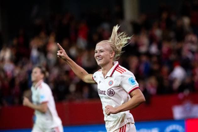 Pernille Harder (FC Bayern Muenchen, 21) jubelt ueber das Tor zum 5:2, GER, FC Bayern Muenchen vs Arsenal WFC, Fussball UEFA Women™s Champions League, Gruppe C, 1. Spieltag, Saison 2024 2025, 09.10.2024 GER, FC Bayern Muenchen vs Arsenal WFC, Fussball UEFA Women™s Champions League, 1. Spieltag, Saison 2024 2025, 09.10.2024 Muenchen Copyright: xEibner-Pressefoto Memmlerx EP_MMR