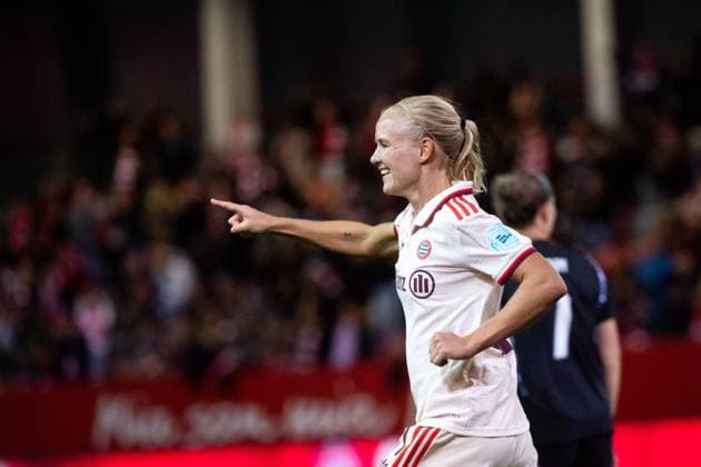 Pernille Harder (FC Bayern Muenchen, 21) jubelt ueber das Tor zum 5:2, GER, FC Bayern Muenchen vs Arsenal WFC, Fussball UEFA Women™s Champions League, Gruppe C, 1. Spieltag, Saison 2024 2025, 09.10.2024 GER, FC Bayern Muenchen vs Arsenal WFC, Fussball UEFA Women™s Champions League, 1. Spieltag, Saison 2024 2025, 09.10.2024 Muenchen Copyright: xEibner-Pressefoto Memmlerx EP_MMR