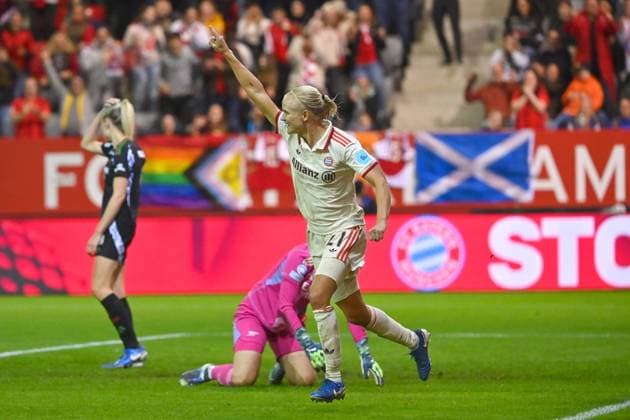 Torjubel Pernile HARDER (FCB) nach Tor zum 4-2, Jubel,Freude,Begeisterung,Aktion. FC Bayern Muenchen - FC Arsenal Fussball Champions League der Frauen am 09.10.2024 FC BAYERN CAMPUS