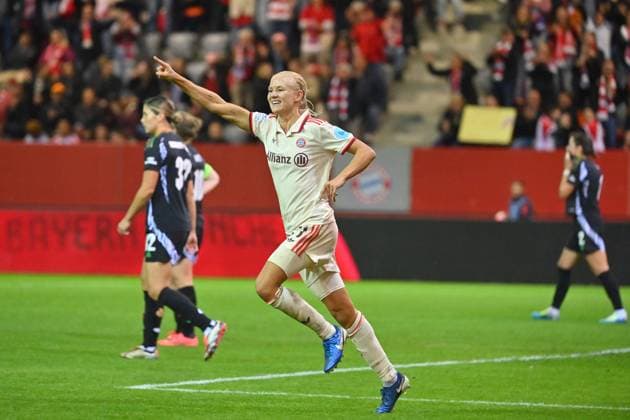 Torjubel Pernile HARDER (FCB) nach Tor zum 4-2, Jubel,Freude,Begeisterung,Aktion. FC Bayern Muenchen - FC Arsenal Fussball Champions League der Frauen am 09.10.2024 FC BAYERN CAMPUS