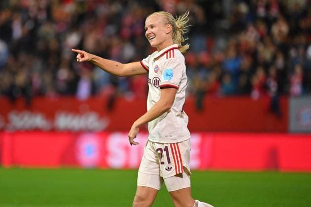 Torjubel Pernile HARDER (FCB) nach Tor zum 4-2, Jubel,Freude,Begeisterung,Aktion. FC Bayern Muenchen - FC Arsenal Fussball Champions League der Frauen am 09.10.2024 FC BAYERN CAMPUS