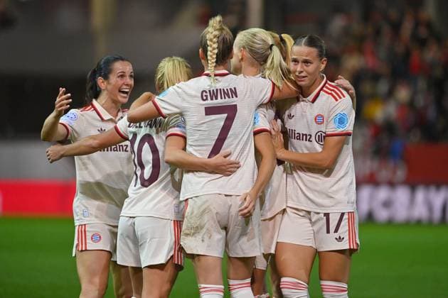 kollektiver Torjubel um Pernile HARDER (FCB) nach Tor zum 4-2, Jubel,Freude,Begeisterung,Aktion. FC Bayern Muenchen - FC Arsenal Fussball Champions League der Frauen am 09.10.2024 FC BAYERN CAMPUS