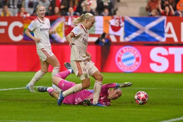 Tor Pernile HARDER (FCB) zum 5-2, Aktion,Torschuss gegen Torfrau Manuela ZINSBERGER (ARS). FC Bayern Muenchen - FC Arsenal Fussball Champions League der Frauen am 09.10.2024 FC BAYERN CAMPUS