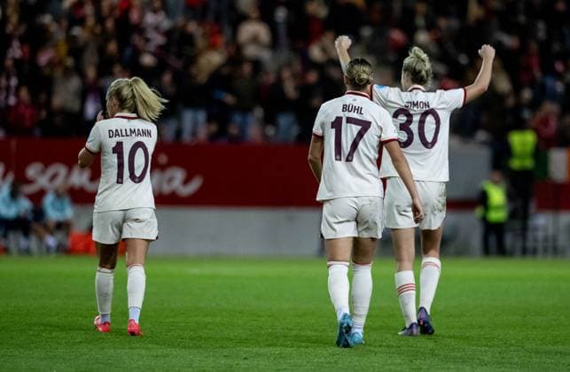 Linda Dallmann (FC Bayern Muenchen Frauen, 10), Carolin Simon (FC Bayern Muenchen Frauen, 30) und Klara Buehl (FC Bayern Muenchen Frauen, 17) feiern das Tor zum 4:2 durch Pernille Harder (FC Bayern Muenchen Frauen, 21), nicht im Bild. GER, FC Bayern Muenchen vs. Arsenal WFC, Fussball, UEFA Womans Champions League, Gruppe C, 1. Spieltag, Saison 2024 2025, 09.10.2024. GER, FC Bayern Muenchen vs. Arsenal WFC, Fussball, UEFA Womans Champions League, Gruppe C, 1. Spieltag, Saison 2024 2025, 09.10.2024. Muenchen Copyright: xEibner-Pressefoto HeikexFeinerx EP_HFR