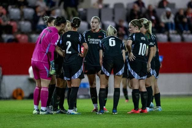 Die Arsenal - Spielerinnen sind nach dem vierten Gegentor Gegentreffer konsterniert und besprechen die weitere Vorgehensweise. GER, FC Bayern Muenchen vs. Arsenal WFC, Fussball, UEFA Womans Champions League, Gruppe C, 1. Spieltag, Saison 2024 2025, 09.10.2024. GER, FC Bayern Muenchen vs. Arsenal WFC, Fussball, UEFA Womans Champions League, Gruppe C, 1. Spieltag, Saison 2024 2025, 09.10.2024. Muenchen Copyright: xEibner-Pressefoto HeikexFeinerx EP_HFR