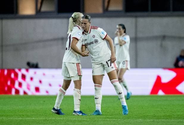 Pernille Harder (FC Bayern Muenchen Frauen, 21) und Klara Buehl (FC Bayern Muenchen Frauen, 17) nach dem Tor zum 4:2. GER, FC Bayern Muenchen vs. Arsenal WFC, Fussball, UEFA Womans Champions League, Gruppe C, 1. Spieltag, Saison 2024 2025, 09.10.2024. GER, FC Bayern Muenchen vs. Arsenal WFC, Fussball, UEFA Womans Champions League, Gruppe C, 1. Spieltag, Saison 2024 2025, 09.10.2024. Muenchen Copyright: xEibner-Pressefoto HeikexFeinerx EP_HFR
