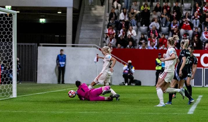 Pernille Harder (FC Bayern Muenchen Frauen, 21) bei ihrem dritten Tor zum 5:2 - Endstand gegen Manuela Zinsberger (Torfrau, Arsenal Woman FC, 01). GER, FC Bayern Muenchen vs. Arsenal WFC, Fussball, UEFA Womans Champions League, Gruppe C, 1. Spieltag, Saison 2024 2025, 09.10.2024. GER, FC Bayern Muenchen vs. Arsenal WFC, Fussball, UEFA Womans Champions League, Gruppe C, 1. Spieltag, Saison 2024 2025, 09.10.2024. Muenchen Copyright: xEibner-Pressefoto HeikexFeinerx EP_HFR