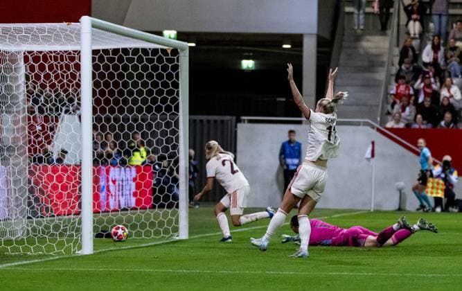 Lea Schueller (FC Bayern Muenchen Frauen, 11) bejubelt das Tor von Pernille Harder (FC Bayern Muenchen Frauen, 21) zum 5:2 gegen Manuela Zinsberger (Torfrau, Arsenal Woman FC, 01). GER, FC Bayern Muenchen vs. Arsenal WFC, Fussball, UEFA Womans Champions League, Gruppe C, 1. Spieltag, Saison 2024 2025, 09.10.2024. GER, FC Bayern Muenchen vs. Arsenal WFC, Fussball, UEFA Womans Champions League, Gruppe C, 1. Spieltag, Saison 2024 2025, 09.10.2024. Muenchen Copyright: xEibner-Pressefoto HeikexFeinerx EP_HFR