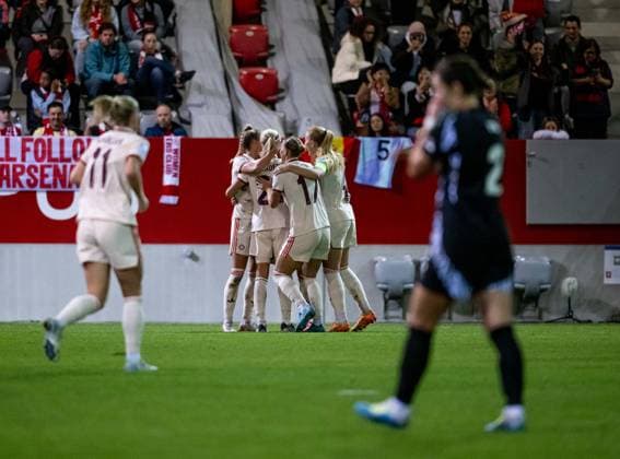 Die Bayern - Spielerinnen bejubeln mit Pernille Harder (FC Bayern Muenchen Frauen, 21) deren drittes Tor zum 5:2 - Endstand. GER, FC Bayern Muenchen vs. Arsenal WFC, Fussball, UEFA Womans Champions League, Gruppe C, 1. Spieltag, Saison 2024 2025, 09.10.2024. GER, FC Bayern Muenchen vs. Arsenal WFC, Fussball, UEFA Womans Champions League, Gruppe C, 1. Spieltag, Saison 2024 2025, 09.10.2024. Muenchen Copyright: xEibner-Pressefoto HeikexFeinerx EP_HFR