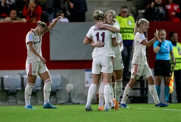 Lea Schueller (FC Bayern Muenchen Frauen, 11) bejubelt mit Pernille Harder (FC Bayern Muenchen Frauen, 21) deren drittes Tor zum 5:2 - Endstand. GER, FC Bayern Muenchen vs. Arsenal WFC, Fussball, UEFA Womans Champions League, Gruppe C, 1. Spieltag, Saison 2024 2025, 09.10.2024. GER, FC Bayern Muenchen vs. Arsenal WFC, Fussball, UEFA Womans Champions League, Gruppe C, 1. Spieltag, Saison 2024 2025, 09.10.2024. Muenchen Copyright: xEibner-Pressefoto HeikexFeinerx EP_HFR