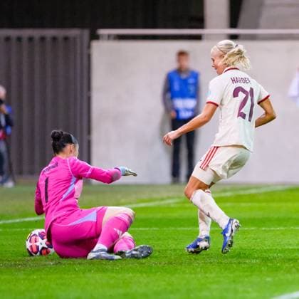 Pernille Harder (21, FC Bayern München) und Zinsberger Manuela (1, FC Arsenal) beim Spiel FC Bayern München v FC Arsenal, Fußball, UEFA Women s Champions League 2024 2025, 1.Spieltag am 09.10.2024 in München, FC Bayern Campus. DFL and DFB regulations prohibit any use of photographs as image sequences and or quasi-video. Bayern Deutschland