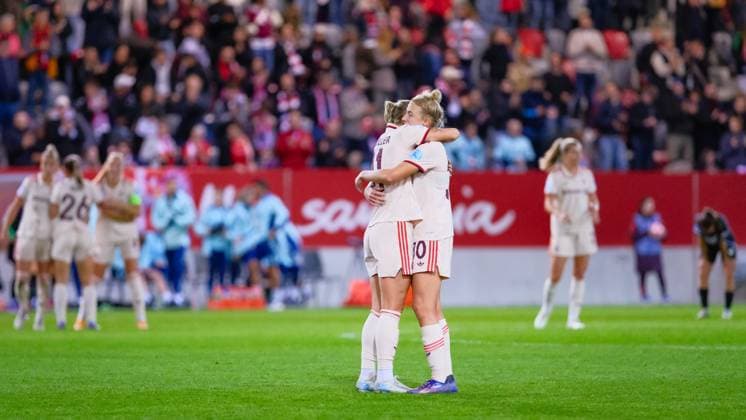 Carolin Simon (30, FC Bayern München) und Lea Schüller (11, FC Bayern München) feiern den 5 : 2 Sieg beim Spiel FC Bayern München v FC Arsenal, Fußball, UEFA Women s Champions League 2024 2025, 1.Spieltag am 09.10.2024 in München, FC Bayern Campus. DFL and DFB regulations prohibit any use of photographs as image sequences and or quasi-video. Bayern Deutschland