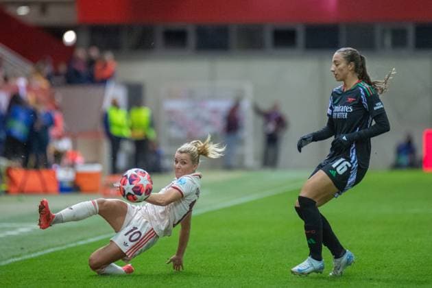 Linda Dallmann (10 FC Bayern) und Rosa Kafaji (16 Arsenal) in Aktion beim UEFA Womens Champions League Spiel FC Bayern München - Arsenal Women Football Club am 09.10.2024