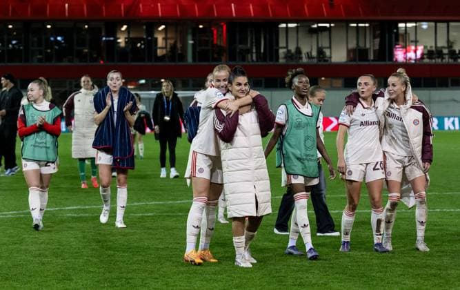 Die Bayern - Spielerinnen freuen sich ueber den Sieg. In der Mitte Glodis Perla Viggosdottir (FC Bayern Muenchen Frauen, 4) mit Jovana Damnjanovic (FC Bayern Muenchen Frauen, 9). GER, FC Bayern Muenchen vs. Arsenal WFC, Fussball, UEFA Womans Champions League, Gruppe C, 1. Spieltag, Saison 2024 2025, 09.10.2024. GER, FC Bayern Muenchen vs. Arsenal WFC, Fussball, UEFA Womans Champions League, Gruppe C, 1. Spieltag, Saison 2024 2025, 09.10.2024. Muenchen Copyright: xEibner-Pressefoto HeikexFeinerx EP_HFR