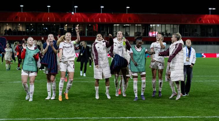 Die Bayern - Spielerinnen um Glodis Perla Viggosdottir (FC Bayern Muenchen Frauen, 4) freuen sich ueber den Sieg und feiern diesen mit den Fans. GER, FC Bayern Muenchen vs. Arsenal WFC, Fussball, UEFA Womans Champions League, Gruppe C, 1. Spieltag, Saison 2024 2025, 09.10.2024. GER, FC Bayern Muenchen vs. Arsenal WFC, Fussball, UEFA Womans Champions League, Gruppe C, 1. Spieltag, Saison 2024 2025, 09.10.2024. Muenchen Copyright: xEibner-Pressefoto HeikexFeinerx EP_HFR