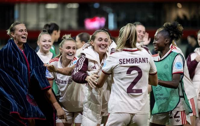 Die Bayern - Spielerinnen, hier Klara Buehl (FC Bayern Muenchen Frauen, 17), Georgia Stanway (FC Bayern Muenchen Frauen, 31), Sydney Lohmann (FC Bayern Muenchen Frauen, 12), Linda Sembrant (FC Bayern Muenchen Frauen, 2) und Magou Doucoure (FC Bayern Muenchen Frauen, 22) freuen sich ueber den Sieg und feiern diesen mit den Fans. GER, FC Bayern Muenchen vs. Arsenal WFC, Fussball, UEFA Womans Champions League, Gruppe C, 1. Spieltag, Saison 2024 2025, 09.10.2024. GER, FC Bayern Muenchen vs. Arsenal WFC, Fussball, UEFA Womans Champions League, Gruppe C, 1. Spieltag, Saison 2024 2025, 09.10.2024. Muenchen Copyright: xEibner-Pressefoto HeikexFeinerx EP_HFR