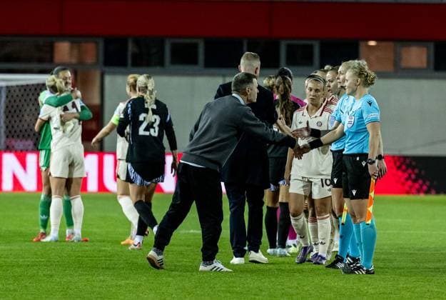 Alexander Straus (Chef-Trainer, FC Bayern Muenchen Frauen) bedankt sich beim Schiedsrichtergespann um Lina Lehtovaara (Schiedsrichterin Referee). GER, FC Bayern Muenchen vs. Arsenal WFC, Fussball, UEFA Womans Champions League, Gruppe C, 1. Spieltag, Saison 2024 2025, 09.10.2024. GER, FC Bayern Muenchen vs. Arsenal WFC, Fussball, UEFA Womans Champions League, Gruppe C, 1. Spieltag, Saison 2024 2025, 09.10.2024. Muenchen Copyright: xEibner-Pressefoto HeikexFeinerx EP_HFR