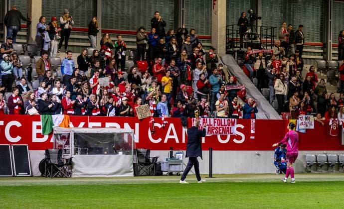 Jonas Eidevall (Chef-Trainer Head Coach, Arsenal Woman FC) und Manuela Zinsberger (Torfrau, Arsenal Woman FC, 01) bedanken sich bei den mitgereisten Fans fuer die Unterstuetzung. GER, FC Bayern Muenchen vs. Arsenal WFC, Fussball, UEFA Womans Champions League, Gruppe C, 1. Spieltag, Saison 2024 2025, 09.10.2024. GER, FC Bayern Muenchen vs. Arsenal WFC, Fussball, UEFA Womans Champions League, Gruppe C, 1. Spieltag, Saison 2024 2025, 09.10.2024. Muenchen Copyright: xEibner-Pressefoto HeikexFeinerx EP_HFR
