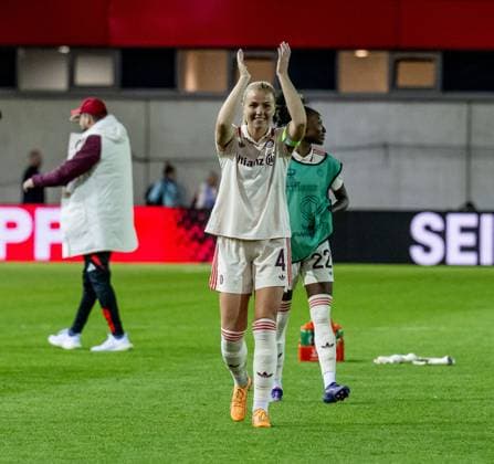 Glodis Perla Viggosdottir (FC Bayern Muenchen Frauen, 4) freut sich ueber den Sieg und bedankt sich bei den Fans fuer die Unterstuetzung. GER, FC Bayern Muenchen vs. Arsenal WFC, Fussball, UEFA Womans Champions League, Gruppe C, 1. Spieltag, Saison 2024 2025, 09.10.2024. GER, FC Bayern Muenchen vs. Arsenal WFC, Fussball, UEFA Womans Champions League, Gruppe C, 1. Spieltag, Saison 2024 2025, 09.10.2024. Muenchen Copyright: xEibner-Pressefoto HeikexFeinerx EP_HFR