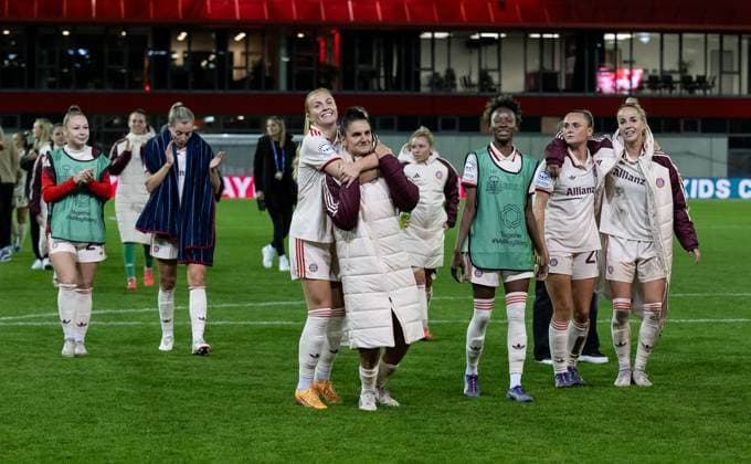 Sport Bilder des Tages Die Bayern - Spielerinnen freuen sich ueber den Sieg. In der Mitte Glodis Perla Viggosdottir (FC Bayern Muenchen Frauen, 4) mit Jovana Damnjanovic (FC Bayern Muenchen Frauen, 9). GER, FC Bayern Muenchen vs. Arsenal WFC, Fussball, UEFA Womans Champions League, Gruppe C, 1. Spieltag, Saison 2024 2025, 09.10.2024. GER, FC Bayern Muenchen vs. Arsenal WFC, Fussball, UEFA Womans Champions League, Gruppe C, 1. Spieltag, Saison 2024 2025, 09.10.2024. Muenchen Copyright: xEibner-Pressefoto HeikexFeinerx EP_HFR