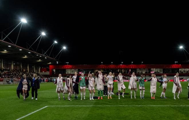 Die Bayern - Spielerinnen freuen sich ueber den Sieg und feiern diesen mit den Fans. GER, FC Bayern Muenchen vs. Arsenal WFC, Fussball, UEFA Womans Champions League, Gruppe C, 1. Spieltag, Saison 2024 2025, 09.10.2024. GER, FC Bayern Muenchen vs. Arsenal WFC, Fussball, UEFA Womans Champions League, Gruppe C, 1. Spieltag, Saison 2024 2025, 09.10.2024. Muenchen Copyright: xEibner-Pressefoto HeikexFeinerx EP_HFR