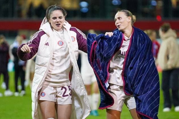 Sarah Zadrazil (25 FC Bayern) und Klara Bühl (17 FC Bayern) feiern mit den Fans nach dem UEFA Womens Champions League Spiel FC Bayern München - Arsenal Women Football Club am 09.10.2024
