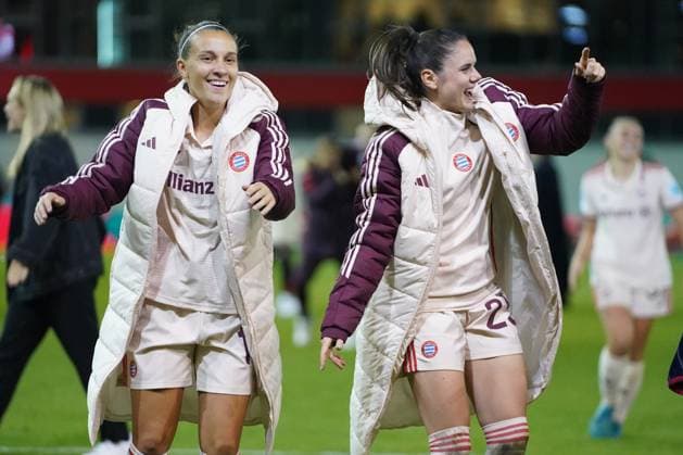 Julia Zigiotti Olme (16 Bayern) und Sarah Zadrazil (25 FC Bayern) feiern mit den Fans nach dem UEFA Womens Champions League Spiel FC Bayern München - Arsenal Women Football Club am 09.10.2024