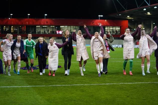 Die Bayern Frauen feiern mit den Fans nach dem Sieg beim UEFA Womens Champions League Spiel FC Bayern München - Arsenal Women Football Club am 09.10.2024