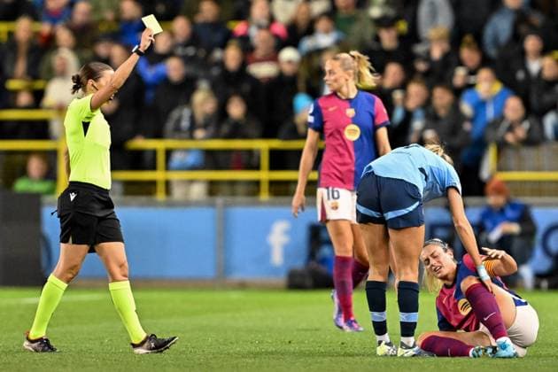 UEFA Women s Champions League - Group D - Manchester City v Barcelona Laia Aleixandri of Manchester City Women receives a yellow card after a challenge on Alexia Putellas of Barcelona Femeni during the UEFA Women s Champions League match - Group D - Manchester City vs Barcelona at Manchester City Academy Stadium, Manchester, United Kingdom, 9th October 2024 (Photo by Cody Froggatt News Images) Manchester Etihad Stadium Manchester United, ManU Kingdom Copyright: xCodyxFroggatt NewsxImagesx