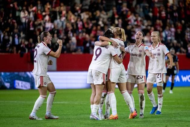 Glodis Perla Viggosdottir (FC Bayern Muenchen, 04), Jovana Damnjanovic (FC Bayern Muenchen, 09), Sydney Lohmann (FC Bayern Muenchen, 12), Sarah Zadrazil (FC Bayern Muenchen, 25), Pernille Harder (FC Bayern Muenchen, 21) und Team jubeln ueber das Tor zum 1:1, GER, FC Bayern Muenchen vs Arsenal WFC, Fussball UEFA Women™s Champions League, Gruppe C, 1. Spieltag, Saison 2024 2025, 09.10.2024 GER, FC Bayern Muenchen vs Arsenal WFC, Fussball UEFA Women™s Champions League, 1. Spieltag, Saison 2024 2025, 09.10.2024 Muenchen Copyright: xEibner-Pressefoto Memmlerx EP_MMR