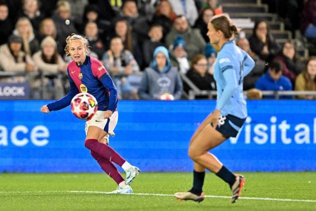 UEFA Women s Champions League - Group D - Manchester City v Barcelona Caroline Graham Hansen of Barcelona Femeni crosses the ball during the UEFA Women s Champions League match - Group D - Manchester City vs Barcelona at Manchester City Academy Stadium, Manchester, United Kingdom, 9th October 2024 (Photo by Cody Froggatt News Images) Manchester Etihad Stadium Manchester United, ManU Kingdom Copyright: xCodyxFroggatt NewsxImagesx