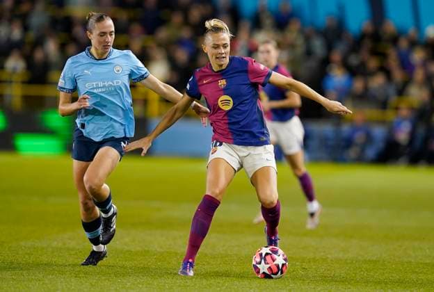 Manchester, England, 9th October 2024. Fridolina Rolfö of Barcelona (R) is challenged by Naomi Layzell of Manchester City during the UEFA Womens Champions League match at the Academy Stadium, Manchester. Picture credit should read: Andrew Yates Sportimage EDITORIAL USE ONLY. No use with unauthorised audio, video, data, fixture lists, club league logos or live services. Online in-match use limited to 120 images, no video emulation. No use in betting, games or single club league player publications. SPI-3368-0011