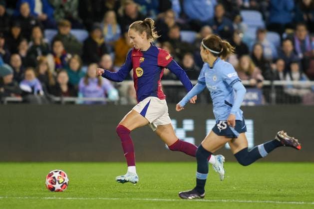 Manchester, England, October 9th 2024: Caroline Graham Hansen (10 FC Barcelona, Barca receiving pressure from Yui Hasegawa (25 Manchester City) during the UEFA Womens Champions League game between Manchester City and Barcelona at Joie Stadium in Manchester, England (Alexander Canillas SPP) Copyright: xAlexanderxCanillas SPPx spp-en-AlCa-9U2A0094