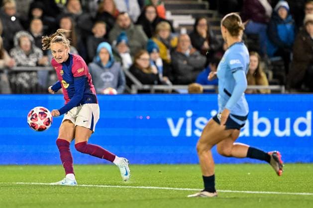 UEFA Women s Champions League - Group D - Manchester City v Barcelona Caroline Graham Hansen of Barcelona Femeni crosses the ball during the UEFA Women s Champions League match - Group D - Manchester City vs Barcelona at Manchester City Academy Stadium, Manchester, United Kingdom, 9th October 2024 (Photo by Cody Froggatt News Images) Manchester Etihad Stadium Manchester United, ManU Kingdom Copyright: xCodyxFroggatt NewsxImagesx