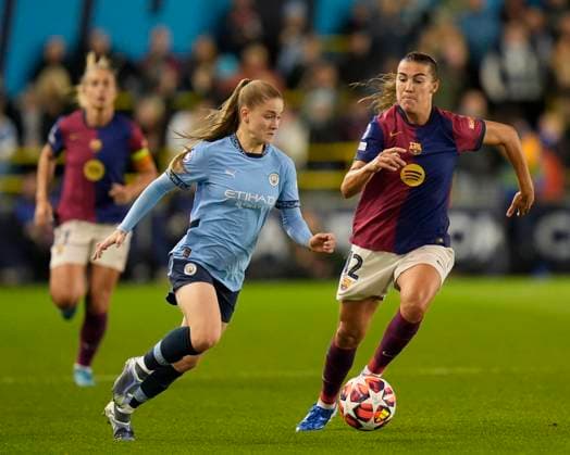 9th October 2024; Joie Stadium, Manchester, England; UEFA Womens Champions League Football, Manchester City versus Barcelona; Patri Guijarro of Barcelona women competes for the ball with Jess Park of Manchester City  ActionPlus12701971 StevenxFlynn