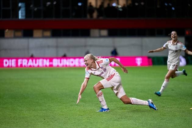 Pernille Harder (FC Bayern Muenchen, 21) jubelt ueber das Tor zum 4:2, GER, FC Bayern Muenchen vs Arsenal WFC, Fussball UEFA Women™s Champions League, Gruppe C, 1. Spieltag, Saison 2024 2025, 09.10.2024 GER, FC Bayern Muenchen vs Arsenal WFC, Fussball UEFA Women™s Champions League, 1. Spieltag, Saison 2024 2025, 09.10.2024 Muenchen Copyright: xEibner-Pressefoto Memmlerx EP_MMR