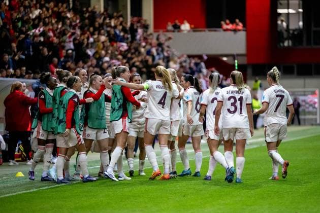 Linda Sembrant (FC Bayern Muenchen, 02), Glodis Perla Viggosdottir (FC Bayern Muenchen, 04), Pernille Harder (FC Bayern Muenchen, 21), Tuva Hansen (FC Bayern Muenchen, 06), Samantha Kerr (FC Bayern Muenchen, 26), Georgia Stanway (FC Bayern Muenchen, 31), Giulia Gwinn (FC Bayern Muenchen, 07) und Team jubeln ueber das Tor zum 4:2, GER, FC Bayern Muenchen vs Arsenal WFC, Fussball UEFA Women™s Champions League, Gruppe C, 1. Spieltag, Saison 2024 2025, 09.10.2024 GER, FC Bayern Muenchen vs Arsenal WFC, Fussball UEFA Women™s Champions League, 1. Spieltag, Saison 2024 2025, 09.10.2024 Muenchen Copyright: xEibner-Pressefoto Memmlerx EP_MMR