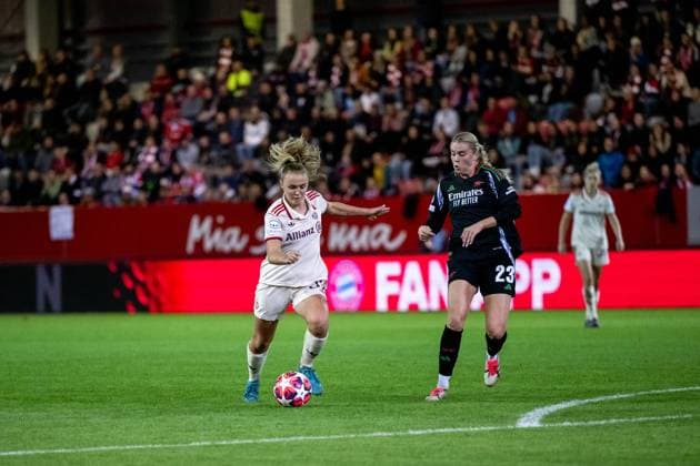 Georgia Stanway (FC Bayern Muenchen, 31) im Zweikampf mit Alessia Russo (FC Arsenal, 23), GER, FC Bayern Muenchen vs Arsenal WFC, Fussball UEFA Women™s Champions League, Gruppe C, 1. Spieltag, Saison 2024 2025, 09.10.2024 GER, FC Bayern Muenchen vs Arsenal WFC, Fussball UEFA Women™s Champions League, 1. Spieltag, Saison 2024 2025, 09.10.2024 Muenchen Copyright: xEibner-Pressefoto Memmlerx EP_MMR