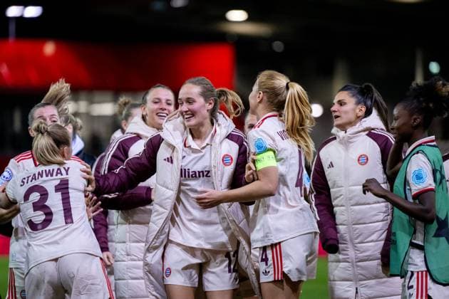 Sydney Lohmann (FC Bayern Muenchen, 12), Georgia Stanway (FC Bayern Muenchen, 31), Glodis Perla Viggosdottir (FC Bayern Muenchen, 04) und Team jubeln ueber den Sieg und bedanken sich bei den Fans, GER, FC Bayern Muenchen vs Arsenal WFC, Fussball UEFA Women™s Champions League, Gruppe C, 1. Spieltag, Saison 2024 2025, 09.10.2024 GER, FC Bayern Muenchen vs Arsenal WFC, Fussball UEFA Women™s Champions League, 1. Spieltag, Saison 2024 2025, 09.10.2024 Muenchen Copyright: xEibner-Pressefoto Memmlerx EP_MMR
