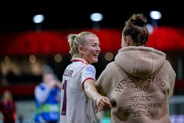 Giulia Gwinn (FC Bayern Muenchen, 07), Lena Oberdorf (FC Bayern Muenchen, 08) jubeln ueber den Sieg und bedanken sich bei den Fans, GER, FC Bayern Muenchen vs Arsenal WFC, Fussball UEFA Women™s Champions League, Gruppe C, 1. Spieltag, Saison 2024 2025, 09.10.2024 GER, FC Bayern Muenchen vs Arsenal WFC, Fussball UEFA Women™s Champions League, 1. Spieltag, Saison 2024 2025, 09.10.2024 Muenchen Copyright: xEibner-Pressefoto Memmlerx EP_MMR
