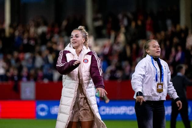 Giulia Gwinn (FC Bayern Muenchen, 07) jubelt ueber den Sieg und bedankt sich bei den Fans, GER, FC Bayern Muenchen vs Arsenal WFC, Fussball UEFA Women™s Champions League, Gruppe C, 1. Spieltag, Saison 2024 2025, 09.10.2024 GER, FC Bayern Muenchen vs Arsenal WFC, Fussball UEFA Women™s Champions League, 1. Spieltag, Saison 2024 2025, 09.10.2024 Muenchen Copyright: xEibner-Pressefoto Memmlerx EP_MMR