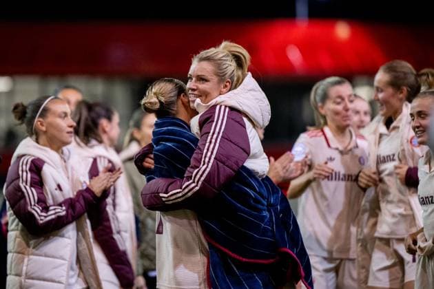 Linda Dallmann (FC Bayern Muenchen, 10), Klara Buehl (FC Bayern Muenchen, 17) und Team jubeln ueber den Sieg und bedanken sich bei den Fans, GER, FC Bayern Muenchen vs Arsenal WFC, Fussball UEFA Women™s Champions League, Gruppe C, 1. Spieltag, Saison 2024 2025, 09.10.2024 GER, FC Bayern Muenchen vs Arsenal WFC, Fussball UEFA Women™s Champions League, 1. Spieltag, Saison 2024 2025, 09.10.2024 Muenchen Copyright: xEibner-Pressefoto Memmlerx EP_MMR