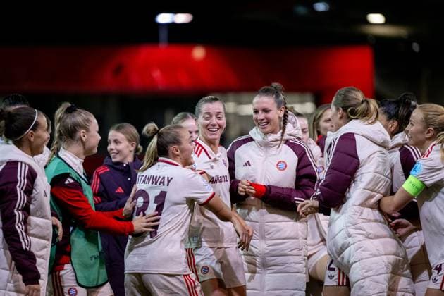 Georgia Stanway (FC Bayern Muenchen, 31), Linda Sembrant (FC Bayern Muenchen, 02), Ena Mahmutovic (FC Bayern Muenchen, 32), Sydney Lohmann (FC Bayern Muenchen, 12) und Team jubeln ueber den Sieg und bedanken sich bei den Fans, GER, FC Bayern Muenchen vs Arsenal WFC, Fussball UEFA Women™s Champions League, Gruppe C, 1. Spieltag, Saison 2024 2025, 09.10.2024 GER, FC Bayern Muenchen vs Arsenal WFC, Fussball UEFA Women™s Champions League, 1. Spieltag, Saison 2024 2025, 09.10.2024 Muenchen Copyright: xEibner-Pressefoto Memmlerx EP_MMR