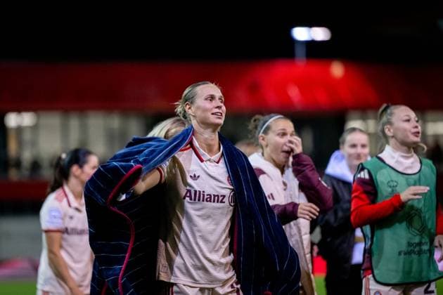 Klara Buehl (FC Bayern Muenchen, 17) und Team jubeln ueber den Sieg und bedanken sich bei den Fans, GER, FC Bayern Muenchen vs Arsenal WFC, Fussball UEFA Women™s Champions League, Gruppe C, 1. Spieltag, Saison 2024 2025, 09.10.2024 GER, FC Bayern Muenchen vs Arsenal WFC, Fussball UEFA Women™s Champions League, 1. Spieltag, Saison 2024 2025, 09.10.2024 Muenchen Copyright: xEibner-Pressefoto Memmlerx EP_MMR